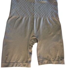 Isaac Mizrahi Long Leg Eggplant Shapewear  Quilted Tummy Control Size Small